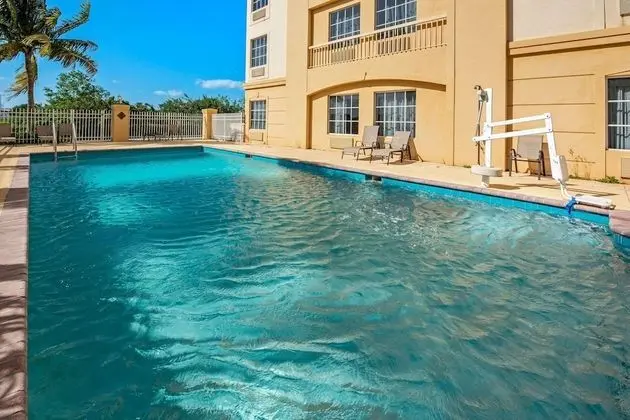 La Quinta Inn & Suites by Wyndham Ft. Pierce - Havuz