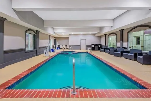La Quinta Inn & Suites by Wyndham Gainesville - Havuz