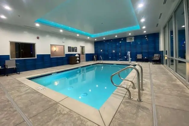 La Quinta Inn & Suites By Wyndham Galt - Havuz