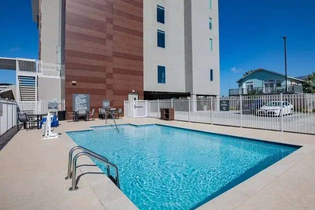 La Quinta Inn & Suites by Wyndham Galveston North at I-45 - Havuz