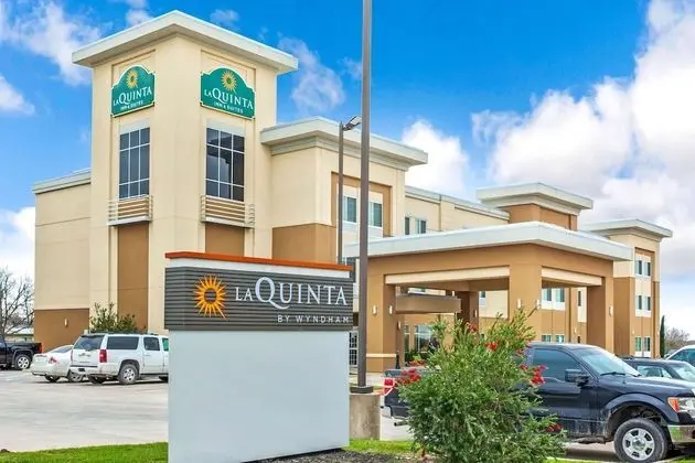 La Quinta Inn & Suites by Wyndham Gonzales TX - Dış Mekan