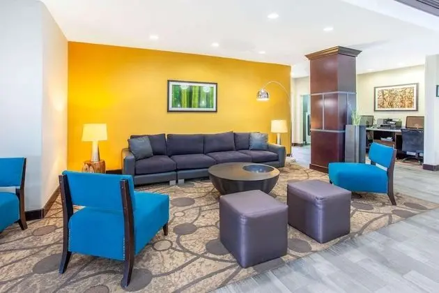 La Quinta Inn & Suites by Wyndham Gonzales TX - Lobi