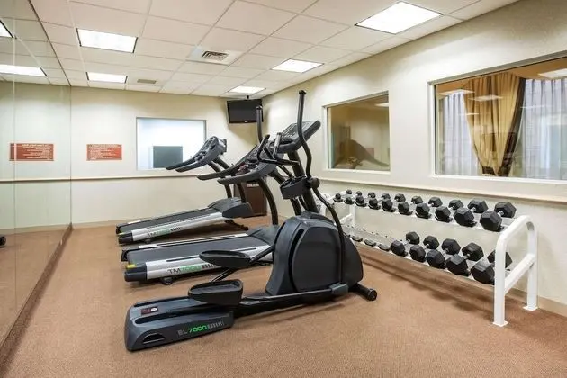 La Quinta Inn & Suites by Wyndham Islip - MacArthur Airport - Fitness