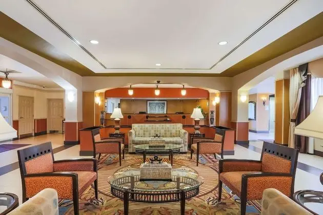 La Quinta Inn & Suites by Wyndham Islip - MacArthur Airport - Lobi