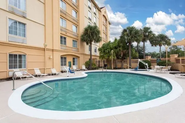 La Quinta Inn & Suites by Wyndham Jacksonville Butler Blvd - Havuz