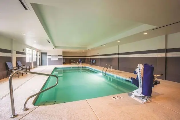 La Quinta Inn & Suites by Wyndham Kingman - Havuz
