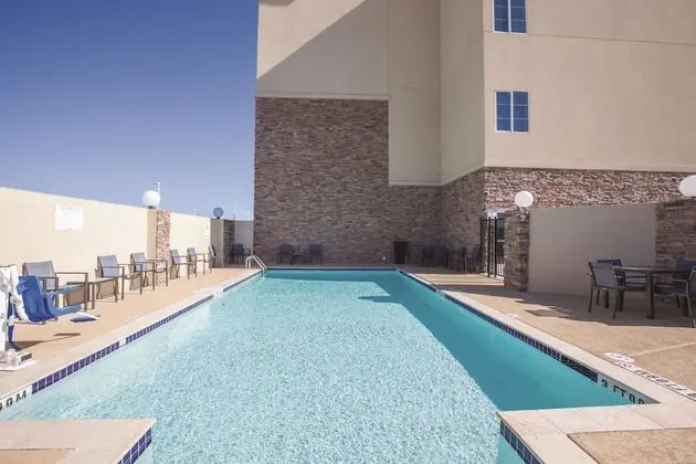 La Quinta Inn & Suites by Wyndham Kingsville - Havuz