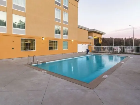 La Quinta Inn & Suites by Wyndham Knoxville Papermill - Havuz