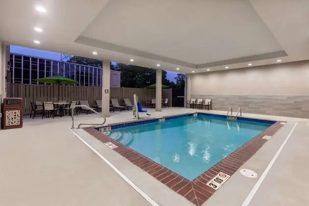 La Quinta Inn & Suites by Wyndham Lafayette Oil Center - Havuz