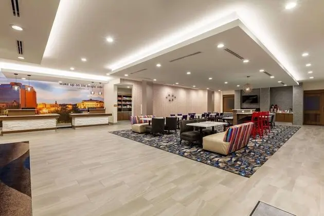 La Quinta Inn & Suites by Wyndham Lafayette Oil Center - Lobi