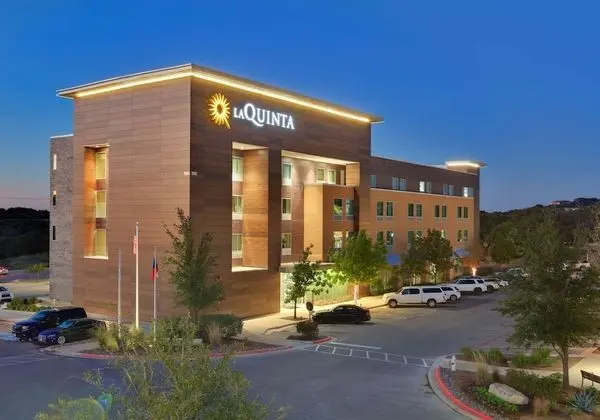 La Quinta Inn & Suites by Wyndham Lakeway - Dış Mekan