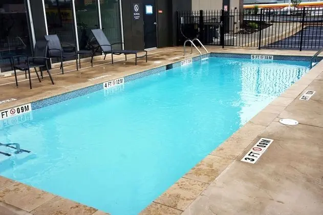 La Quinta Inn & Suites by Wyndham Locust Grove - Havuz