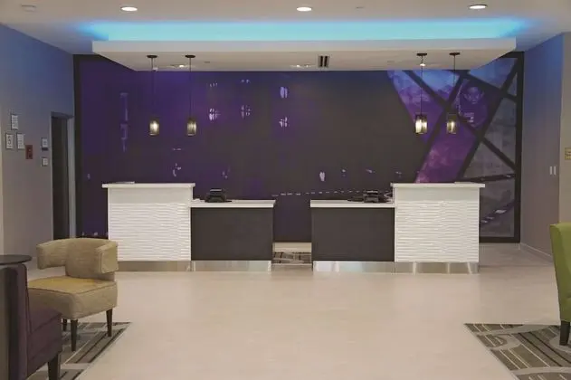 La Quinta Inn & Suites by Wyndham McAllen Convention Center - Lobi