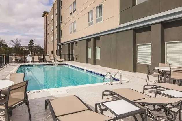 La Quinta Inn & Suites by Wyndham McDonough - Havuz