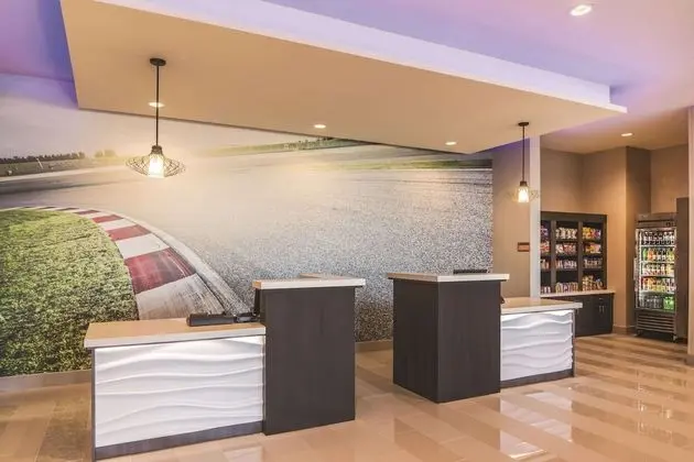 La Quinta Inn & Suites by Wyndham McDonough - Lobi