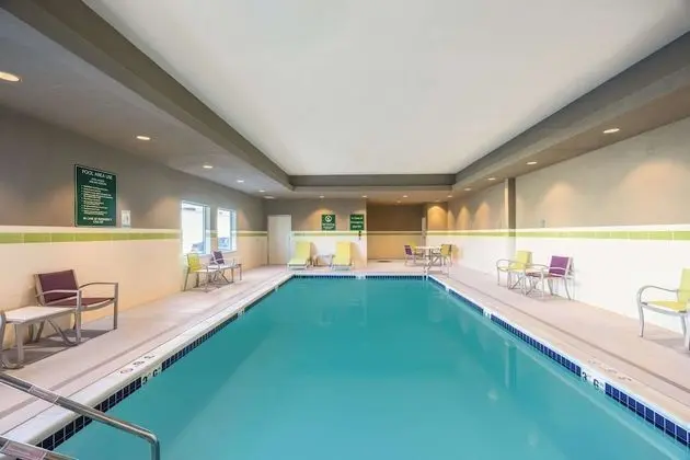 La Quinta Inn & Suites by Wyndham Memphis Downtown - Havuz