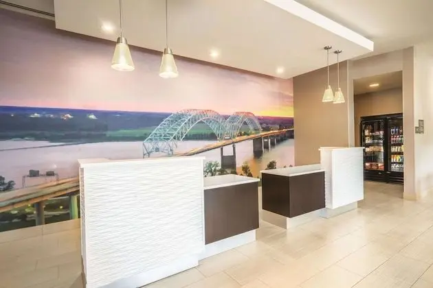 La Quinta Inn & Suites by Wyndham Memphis Downtown - Lobi