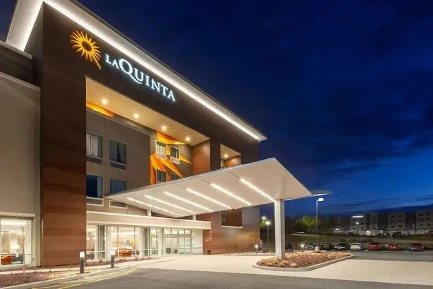 La Quinta Inn & Suites by Wyndham Middletown - Dış Mekan