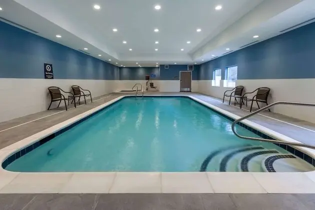 La Quinta Inn & Suites by Wyndham Middletown - Havuz