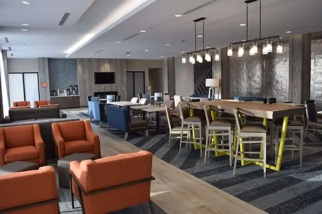 La Quinta Inn & Suites by Wyndham Middletown - Lobi
