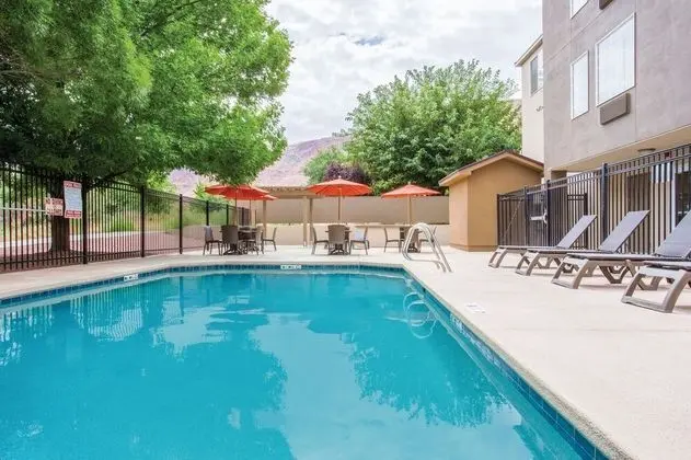 La Quinta Inn & Suites by Wyndham Moab - Havuz