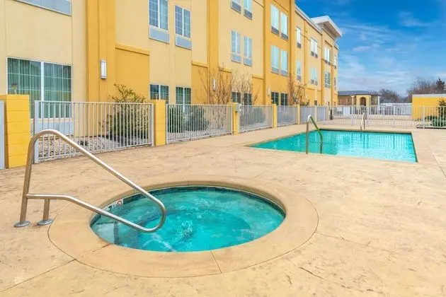 La Quinta Inn & Suites by Wyndham Muskogee - Havuz