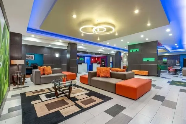 La Quinta Inn & Suites by Wyndham Muskogee - Lobi