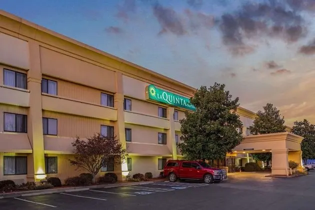 LA QUINTA INN SUITES BY WYNDHAM N LITTLE ROCK MCCA