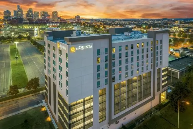 La Quinta Inn & Suites by Wyndham Nashville Downtown / Stadium - Dış Mekan