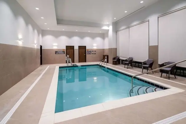 La Quinta Inn & Suites by Wyndham Nashville Downtown / Stadium - Havuz