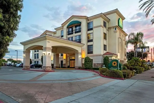 La Quinta Inn & Suites by Wyndham NE Long Beach/Cypress - Dış Mekan