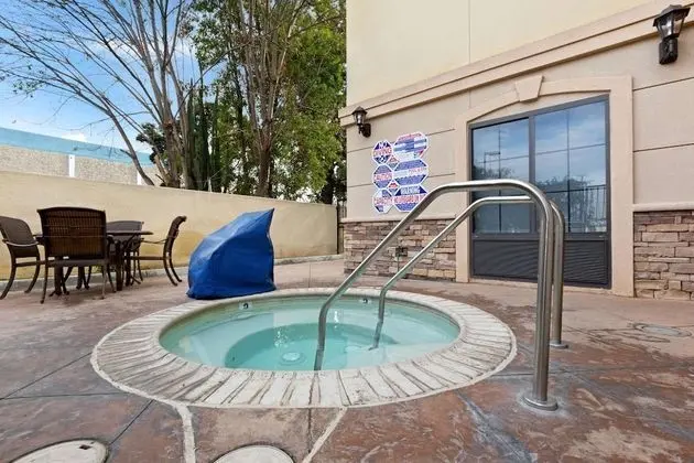 La Quinta Inn & Suites by Wyndham NE Long Beach/Cypress - Havuz