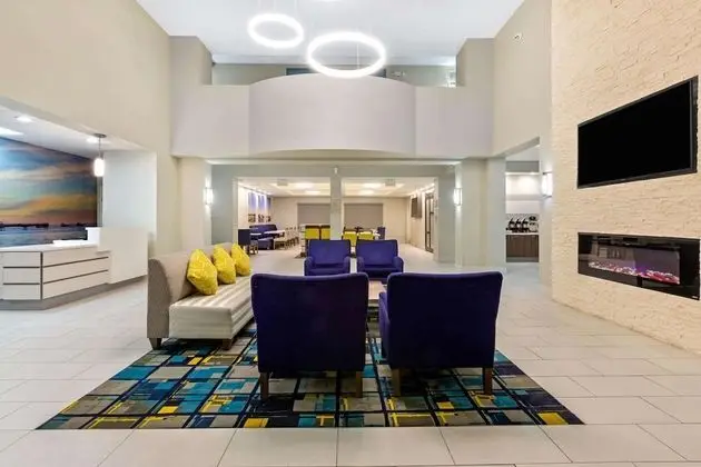 La Quinta Inn & Suites by Wyndham NE Long Beach/Cypress - Lobi