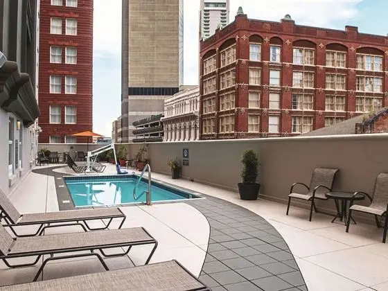La Quinta Inn & Suites by Wyndham New Orleans Downtown - Havuz