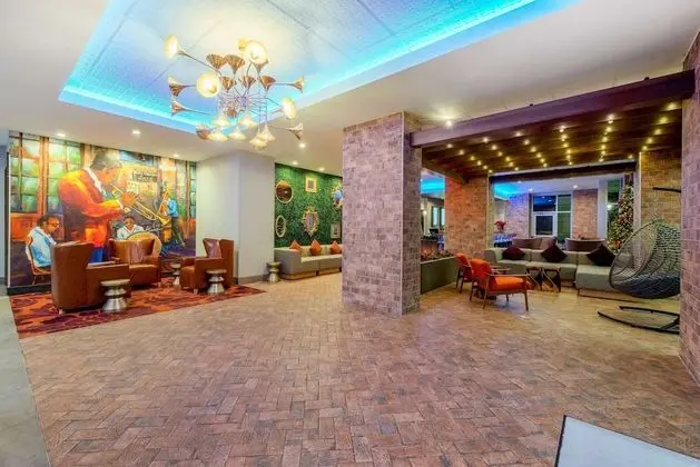 La Quinta Inn & Suites by Wyndham New Orleans Downtown - 1