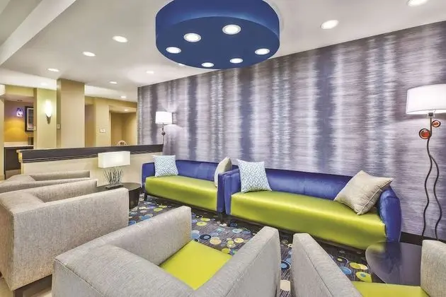La Quinta Inn & Suites by Wyndham Niagara Falls - Lobi