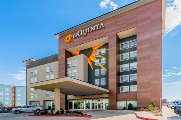 La Quinta Inn & Suites by Wyndham Oklahoma City Airport - Dış Mekan