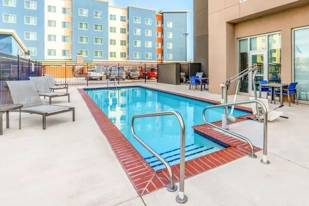 La Quinta Inn & Suites by Wyndham Oklahoma City Airport - Havuz