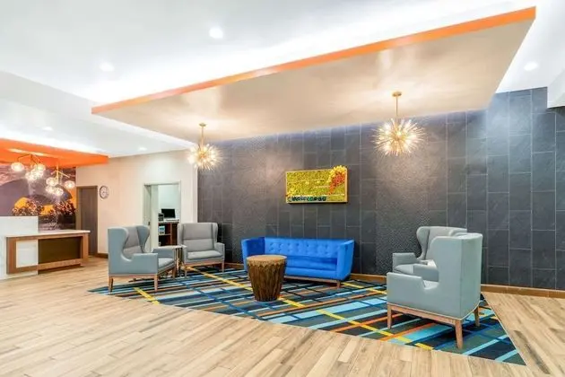 La Quinta Inn & Suites by Wyndham Oklahoma City Airport - Lobi