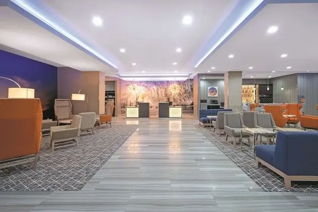 La Quinta Inn & Suites by Wyndham Opelika Auburn - Lobi