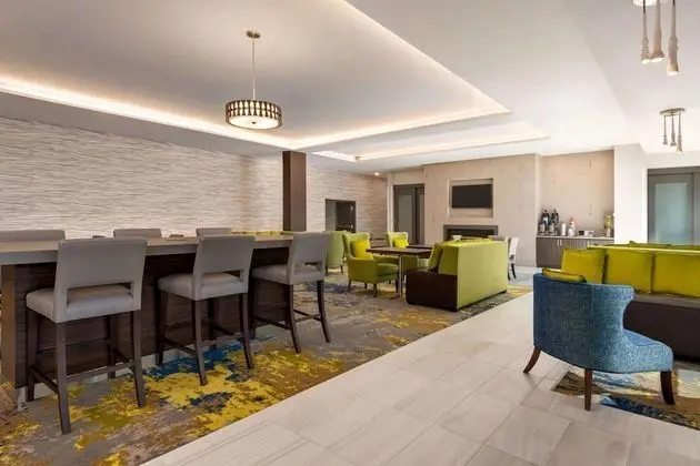 La Quinta Inn & Suites by Wyndham Orlando - IDrive Theme Parks - Lobi