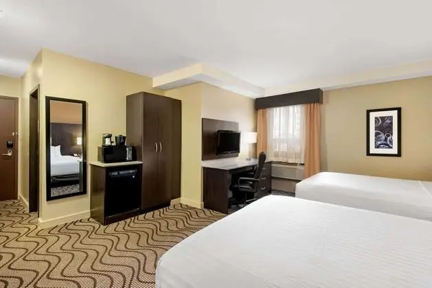 LA QUINTA INN SUITES BY WYNDHAM OSHAWA