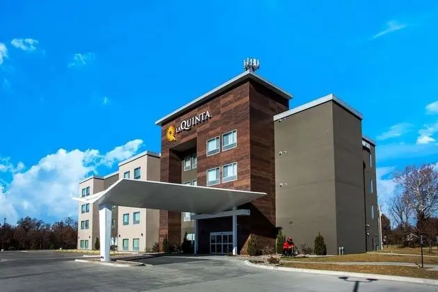 La Quinta Inn & Suites by Wyndham Pittsburg - Dış Mekan