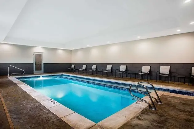 La Quinta Inn & Suites by Wyndham Pittsburg - Havuz