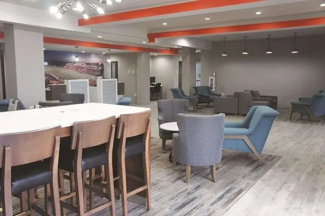 La Quinta Inn & Suites by Wyndham Pittsburg - Lobi