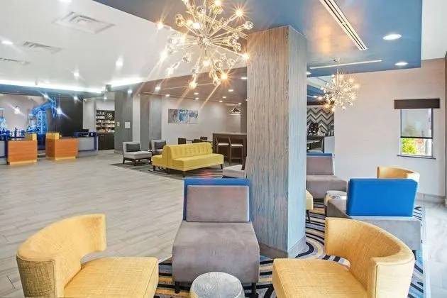 La Quinta Inn & Suites by Wyndham Ponca City - Lobi