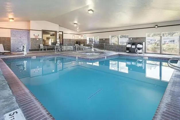 La Quinta Inn & Suites by Wyndham Portland NW - Havuz