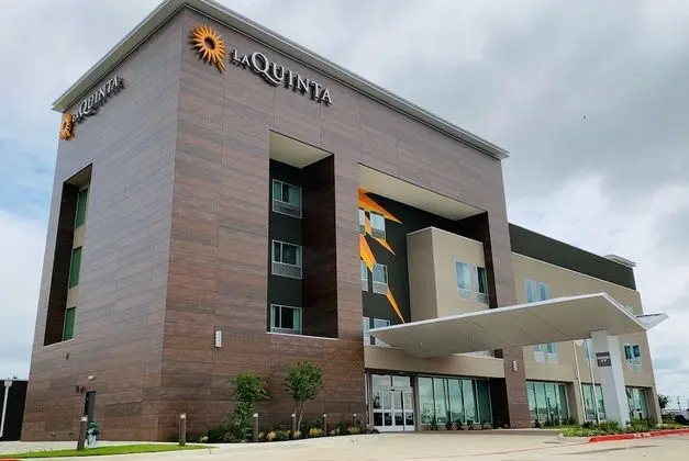 La Quinta Inn & Suites by Wyndham-Red Oak TX IH-35E - Dış Mekan