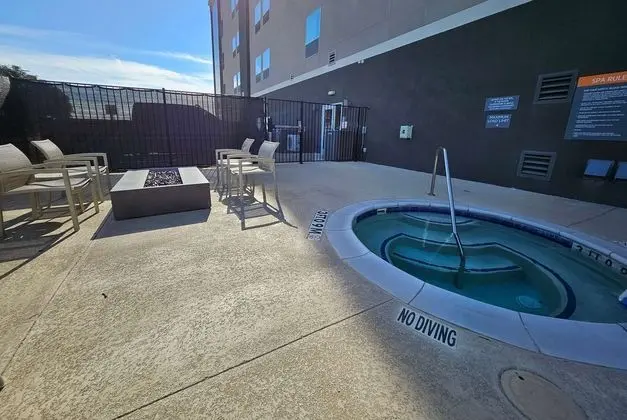 La Quinta Inn & Suites by Wyndham-Red Oak TX IH-35E - Havuz