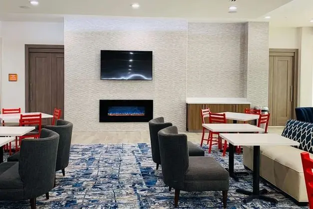 La Quinta Inn & Suites by Wyndham-Red Oak TX IH-35E - Yerinde Yemek